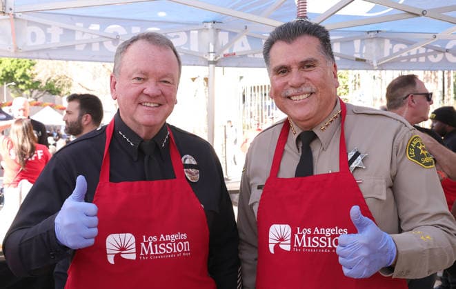 26 November 2025 - Los Angeles, California - Chief of the Los Angeles Police Department Jim McDonnell, Sheriff Robert G. Luna. 2025 Thanks & Giving On Skid Row held at Los Angeles Mission. Los Angeles USA - ZUMAa123 20251126_zaa_a123_053 Copyright: xADx