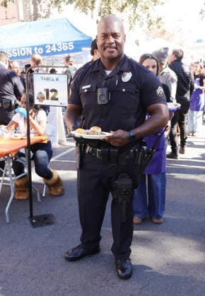 26 November 2025 - Los Angeles, California - Officer Deon Joseph,. 2025 Thanks & Giving On Skid Row held at Los Angeles Mission. Los Angeles USA - ZUMAa123 20251126_zaa_a123_072 Copyright: xADx