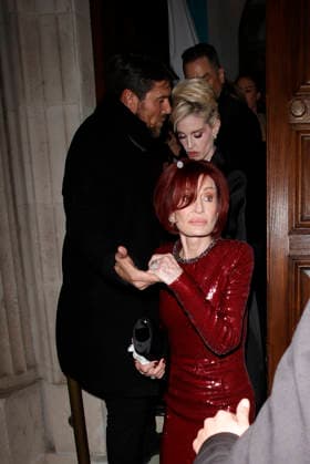 Sharon Osborne and Kelly Osborne England London Sharon Osborne and Kelly Osborne pictured leaving swanky Mayfair restaurant Sharon gives the thumbs up to team Jack as she s pictured leaving Resturant November 26, 2025 in London, England., Credit:James James Smart Pictures Avalon  Copyright: xJamesxJames xSmartxPicturesx xAvalonx 1054812246