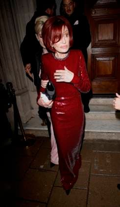 Sharon Osborne and Kelly Osborne England London Sharon Osborne and Kelly Osborne pictured leaving swanky Mayfair restaurant Sharon gives the thumbs up to team Jack as she s pictured leaving Resturant November 26, 2025 in London, England., Credit:James James Smart Pictures Avalon  Copyright: xJamesxJames xSmartxPicturesx xAvalonx 1054812271