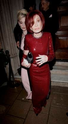 Sharon Osborne and Kelly Osborne England London Sharon Osborne and Kelly Osborne pictured leaving swanky Mayfair restaurant Sharon gives the thumbs up to team Jack as she s pictured leaving Resturant November 26, 2025 in London, England., Credit:James James Smart Pictures Avalon  Copyright: xJamesxJames xSmartxPicturesx xAvalonx 1054812285