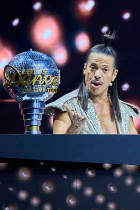 Jorge Gonzalez bei Let s Dance - Die Live-Tour 2025 in der ZAG Arena. Hannover, 25.11.2025