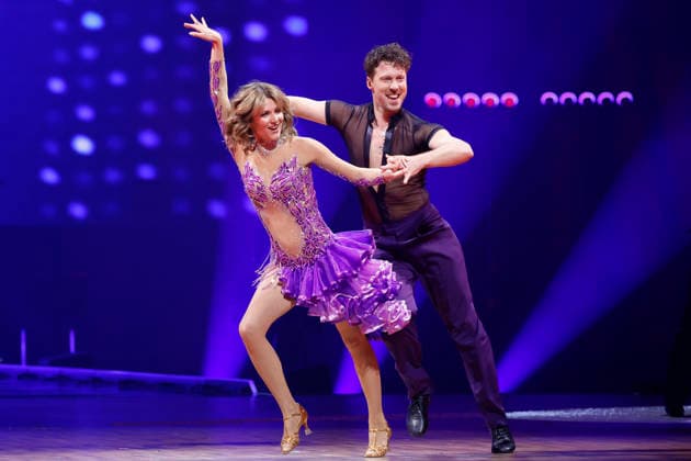 Sängerin Ella Endlich und Profitänzer Valentin Lusin bei Lets Dance - Die Live Tour in der Lanxess-Arena. Köln, 26.11.2025 NRW Deutschland Copyright: xChristophxHardtx