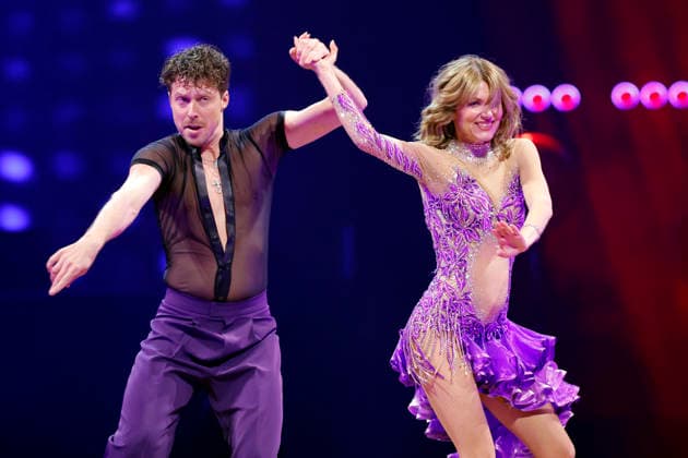 Sängerin Ella Endlich und Profitänzer Valentin Lusin bei Lets Dance - Die Live Tour in der Lanxess-Arena. Köln, 26.11.2025 NRW Deutschland Copyright: xChristophxHardtx