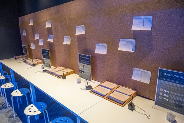 Die Ausstellung Titanic Eine immersive Reise öffnet am 28. November in Leipzig ihre Türen. Gezeigt werden Originalartefakte der RMS Titanic und ihres Schwesternschiffs Olympic sowie aufwendig inszenierte Filmrequisiten aus James Camerons Titanic. Zu den Highlights zählt ein seltener Deckstuhl vom Promenadendeck des 1912 verunglückten Ozeandampfers. Titanic Ausstellung Leipzig
