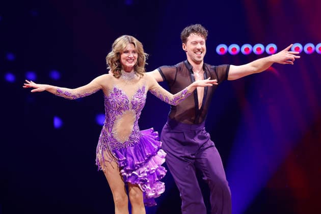 Sängerin Ella Endlich und Profitänzer Valentin Lusin bei Lets Dance - Die Live Tour in der Lanxess-Arena. Köln, 26.11.2025 NRW Deutschland Copyright: xChristophxHardtx