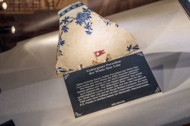 Die Ausstellung Titanic Eine immersive Reise öffnet am 28. November in Leipzig ihre Türen. Gezeigt werden Originalartefakte der RMS Titanic und ihres Schwesternschiffs Olympic sowie aufwendig inszenierte Filmrequisiten aus James Camerons Titanic. Zu den Highlights zählt ein seltener Deckstuhl vom Promenadendeck des 1912 verunglückten Ozeandampfers. Titanic Ausstellung Leipzig