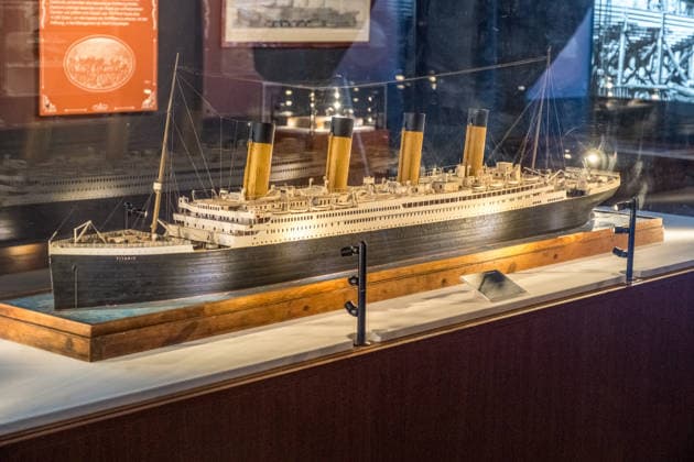 Die Ausstellung Titanic Eine immersive Reise öffnet am 28. November in Leipzig ihre Türen. Gezeigt werden Originalartefakte der RMS Titanic und ihres Schwesternschiffs Olympic sowie aufwendig inszenierte Filmrequisiten aus James Camerons Titanic. Zu den Highlights zählt ein seltener Deckstuhl vom Promenadendeck des 1912 verunglückten Ozeandampfers. Titanic Ausstellung Leipzig