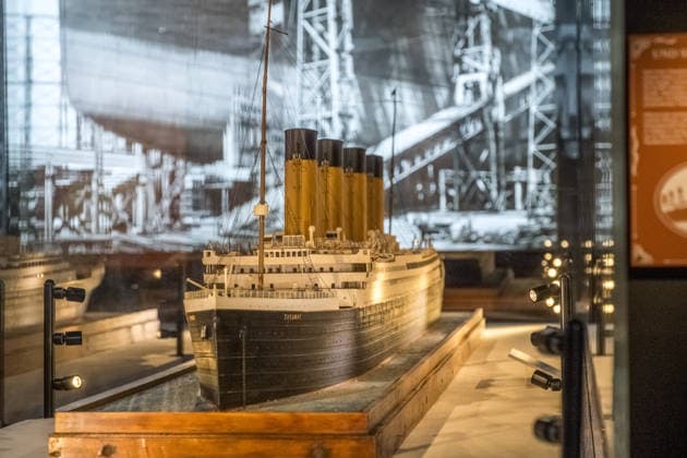Die Ausstellung Titanic Eine immersive Reise öffnet am 28. November in Leipzig ihre Türen. Gezeigt werden Originalartefakte der RMS Titanic und ihres Schwesternschiffs Olympic sowie aufwendig inszenierte Filmrequisiten aus James Camerons Titanic. Zu den Highlights zählt ein seltener Deckstuhl vom Promenadendeck des 1912 verunglückten Ozeandampfers. Titanic Ausstellung Leipzig