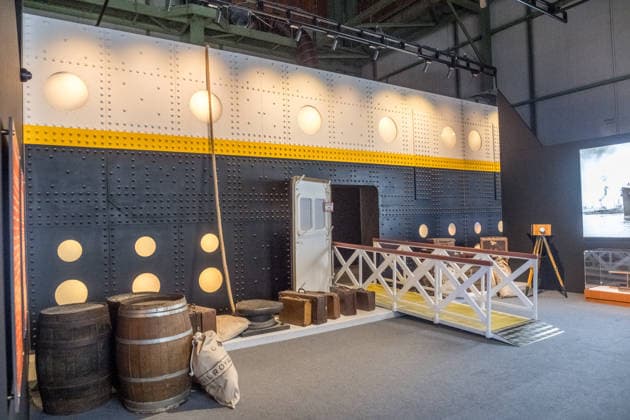 Die Ausstellung Titanic Eine immersive Reise öffnet am 28. November in Leipzig ihre Türen. Gezeigt werden Originalartefakte der RMS Titanic und ihres Schwesternschiffs Olympic sowie aufwendig inszenierte Filmrequisiten aus James Camerons Titanic. Zu den Highlights zählt ein seltener Deckstuhl vom Promenadendeck des 1912 verunglückten Ozeandampfers. Titanic Ausstellung Leipzig