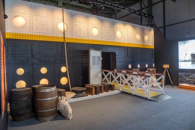 Die Ausstellung Titanic Eine immersive Reise öffnet am 28. November in Leipzig ihre Türen. Gezeigt werden Originalartefakte der RMS Titanic und ihres Schwesternschiffs Olympic sowie aufwendig inszenierte Filmrequisiten aus James Camerons Titanic. Zu den Highlights zählt ein seltener Deckstuhl vom Promenadendeck des 1912 verunglückten Ozeandampfers. Titanic Ausstellung Leipzig