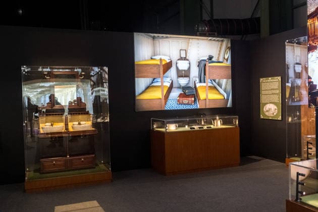 Die Ausstellung Titanic Eine immersive Reise öffnet am 28. November in Leipzig ihre Türen. Gezeigt werden Originalartefakte der RMS Titanic und ihres Schwesternschiffs Olympic sowie aufwendig inszenierte Filmrequisiten aus James Camerons Titanic. Zu den Highlights zählt ein seltener Deckstuhl vom Promenadendeck des 1912 verunglückten Ozeandampfers. Titanic Ausstellung Leipzig