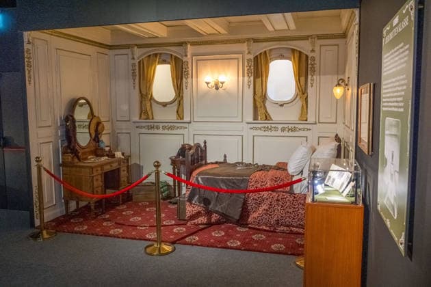 Die Ausstellung Titanic Eine immersive Reise öffnet am 28. November in Leipzig ihre Türen. Gezeigt werden Originalartefakte der RMS Titanic und ihres Schwesternschiffs Olympic sowie aufwendig inszenierte Filmrequisiten aus James Camerons Titanic. Zu den Highlights zählt ein seltener Deckstuhl vom Promenadendeck des 1912 verunglückten Ozeandampfers. Titanic Ausstellung Leipzig