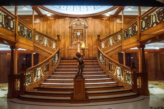 Die Ausstellung Titanic Eine immersive Reise öffnet am 28. November in Leipzig ihre Türen. Gezeigt werden Originalartefakte der RMS Titanic und ihres Schwesternschiffs Olympic sowie aufwendig inszenierte Filmrequisiten aus James Camerons Titanic. Zu den Highlights zählt ein seltener Deckstuhl vom Promenadendeck des 1912 verunglückten Ozeandampfers. Titanic Ausstellung Leipzig