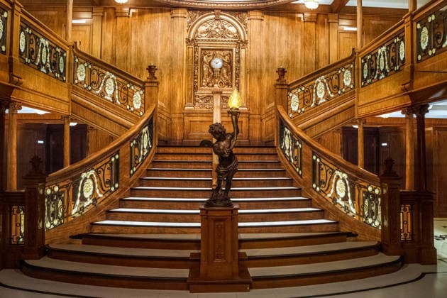 Die Ausstellung Titanic Eine immersive Reise öffnet am 28. November in Leipzig ihre Türen. Gezeigt werden Originalartefakte der RMS Titanic und ihres Schwesternschiffs Olympic sowie aufwendig inszenierte Filmrequisiten aus James Camerons Titanic. Zu den Highlights zählt ein seltener Deckstuhl vom Promenadendeck des 1912 verunglückten Ozeandampfers. Titanic Ausstellung Leipzig