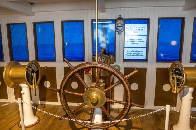 Die Ausstellung Titanic Eine immersive Reise öffnet am 28. November in Leipzig ihre Türen. Gezeigt werden Originalartefakte der RMS Titanic und ihres Schwesternschiffs Olympic sowie aufwendig inszenierte Filmrequisiten aus James Camerons Titanic. Zu den Highlights zählt ein seltener Deckstuhl vom Promenadendeck des 1912 verunglückten Ozeandampfers. Titanic Ausstellung Leipzig