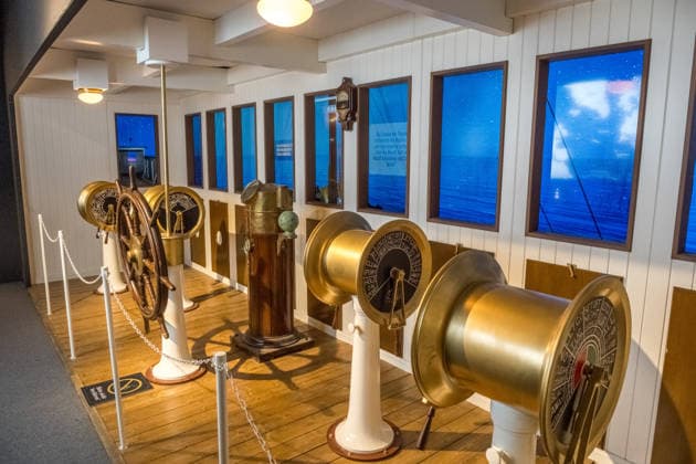 Die Ausstellung Titanic Eine immersive Reise öffnet am 28. November in Leipzig ihre Türen. Gezeigt werden Originalartefakte der RMS Titanic und ihres Schwesternschiffs Olympic sowie aufwendig inszenierte Filmrequisiten aus James Camerons Titanic. Zu den Highlights zählt ein seltener Deckstuhl vom Promenadendeck des 1912 verunglückten Ozeandampfers. Titanic Ausstellung Leipzig