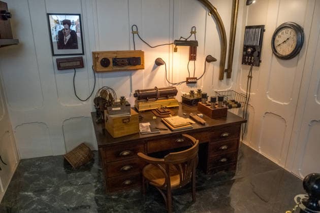 Die Ausstellung Titanic Eine immersive Reise öffnet am 28. November in Leipzig ihre Türen. Gezeigt werden Originalartefakte der RMS Titanic und ihres Schwesternschiffs Olympic sowie aufwendig inszenierte Filmrequisiten aus James Camerons Titanic. Zu den Highlights zählt ein seltener Deckstuhl vom Promenadendeck des 1912 verunglückten Ozeandampfers. Titanic Ausstellung Leipzig
