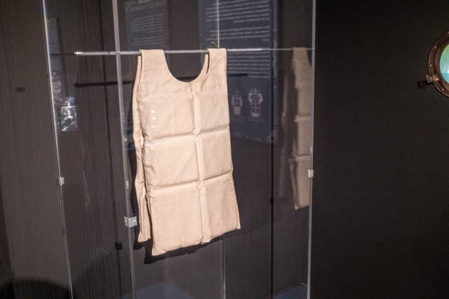 Die Ausstellung Titanic Eine immersive Reise öffnet am 28. November in Leipzig ihre Türen. Gezeigt werden Originalartefakte der RMS Titanic und ihres Schwesternschiffs Olympic sowie aufwendig inszenierte Filmrequisiten aus James Camerons Titanic. Zu den Highlights zählt ein seltener Deckstuhl vom Promenadendeck des 1912 verunglückten Ozeandampfers. Titanic Ausstellung Leipzig