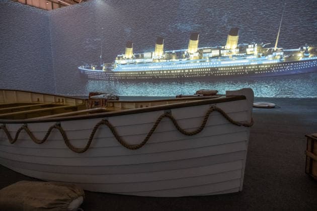 Die Ausstellung Titanic Eine immersive Reise öffnet am 28. November in Leipzig ihre Türen. Gezeigt werden Originalartefakte der RMS Titanic und ihres Schwesternschiffs Olympic sowie aufwendig inszenierte Filmrequisiten aus James Camerons Titanic. Zu den Highlights zählt ein seltener Deckstuhl vom Promenadendeck des 1912 verunglückten Ozeandampfers. Titanic Ausstellung Leipzig