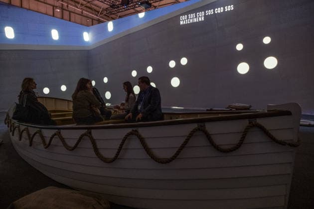 Die Ausstellung Titanic Eine immersive Reise öffnet am 28. November in Leipzig ihre Türen. Gezeigt werden Originalartefakte der RMS Titanic und ihres Schwesternschiffs Olympic sowie aufwendig inszenierte Filmrequisiten aus James Camerons Titanic. Zu den Highlights zählt ein seltener Deckstuhl vom Promenadendeck des 1912 verunglückten Ozeandampfers. Titanic Ausstellung Leipzig