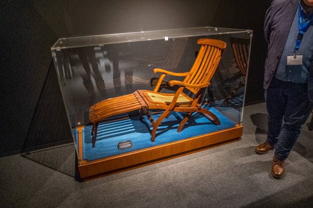 Die Ausstellung Titanic Eine immersive Reise öffnet am 28. November in Leipzig ihre Türen. Gezeigt werden Originalartefakte der RMS Titanic und ihres Schwesternschiffs Olympic sowie aufwendig inszenierte Filmrequisiten aus James Camerons Titanic. Zu den Highlights zählt ein seltener Deckstuhl vom Promenadendeck des 1912 verunglückten Ozeandampfers. Titanic Ausstellung Leipzig