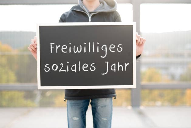 Jugendlicher mit einer Tafel auf der freiwilliges soziales Jahr steht Jugendlicher mit einer Tafel auf der freiwilliges soziales Jahr steht (License=RF) Copyright: xZoonar.com HeikoxNiggemeierx 11459367