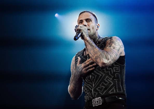 27.11.2025, xlakx, Entertainment Musik, Kontra K - Augen traeumen Herzen sehen Tour 2025 v.l. Der Rapper Kontra K steht bei seiner Augen traeumen Herzen sehen Tour 2025 auf der Buehne in der Uber Arena Berlin. Berlin