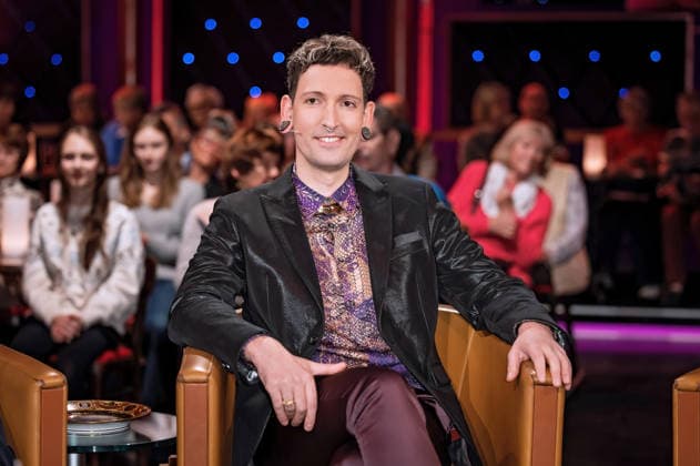 MDR - Riverboat. Antiquitätenhändler Fabian Kahl anläßlich der Aufzeichnung der MDR - Talkshow Riverboat am 27.11.2025 in der Mediacity Leipzig. 20251127SFL0028