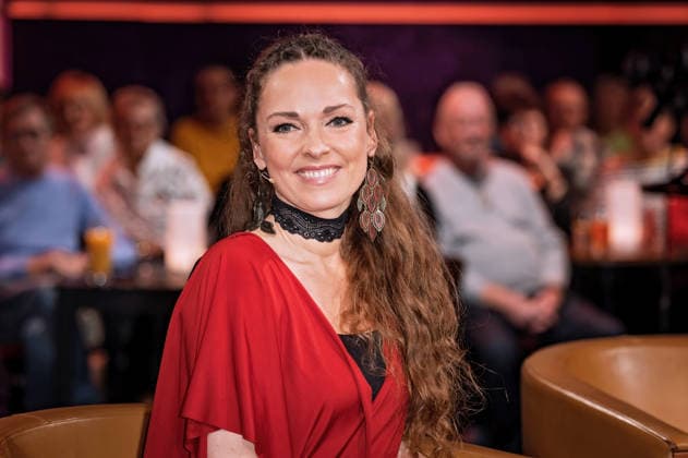 MDR - Riverboat. Sängerin Dominique Lacasa anläßlich der Aufzeichnung der MDR - Talkshow Riverboat am 27.11.2025 in der Mediacity Leipzig. 20251127SFL0034