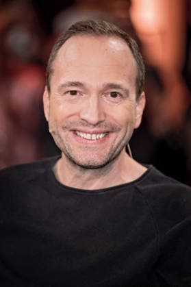 MDR - Riverboat. Moderator Mario D. Richardt anläßlich der Aufzeichnung der MDR - Talkshow Riverboat am 27.11.2025 in der Mediacity Leipzig. 20251127SFL0037