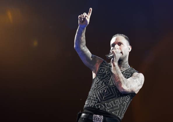 27.11.2025, xlakx, Entertainment Musik, Kontra K - Augen traeumen Herzen sehen Tour 2025 v.l. Der Rapper Kontra K steht bei seiner Augen traeumen Herzen sehen Tour 2025 auf der Buehne in der Uber Arena Berlin. Berlin