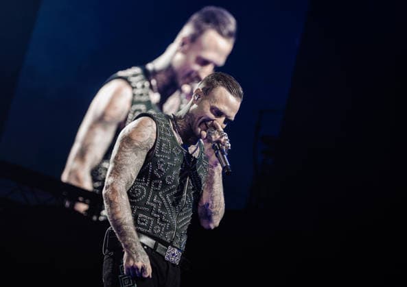 27.11.2025, xlakx, Entertainment Musik, Kontra K - Augen traeumen Herzen sehen Tour 2025 v.l. Der Rapper Kontra K steht bei seiner Augen traeumen Herzen sehen Tour 2025 auf der Buehne in der Uber Arena Berlin. Berlin