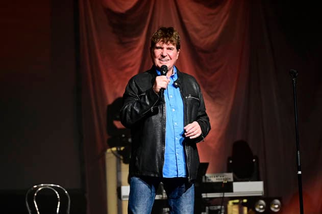 Frank Schöbel live bei einem Konzert seiner Frank Schöbel zur Weihnachtszeit -Tour in der Messe-und Veranstaltungshalle. Löbau, 27.11.2025