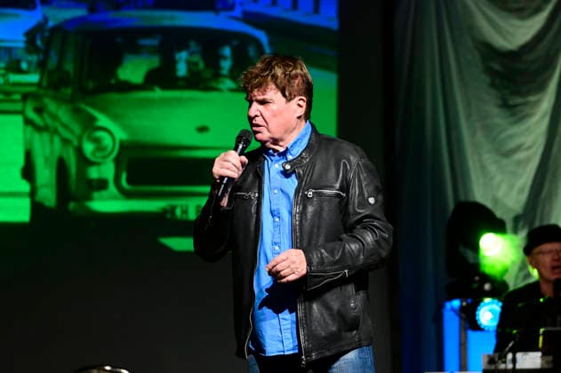 Frank Schöbel live bei einem Konzert seiner Frank Schöbel zur Weihnachtszeit -Tour in der Messe-und Veranstaltungshalle. Löbau, 27.11.2025