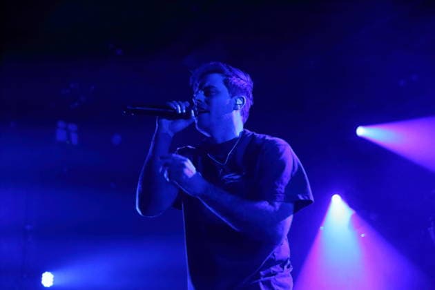 James Deberg von der Band Thousand Below bei einem Konzert als Support für Adept im Astra Kulturhaus in Berlin, 27. November 2025. Thousand Below Konzert Berlin