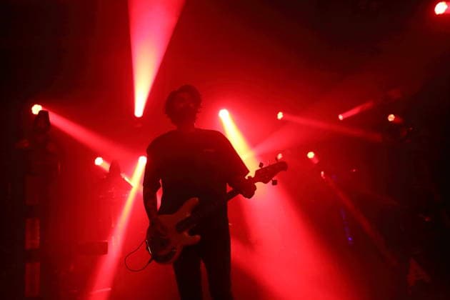 Josh Billimoria von der Band Thousand Below bei einem Konzert als Support für Adept im Astra Kulturhaus in Berlin, 27. November 2025. Thousand Below Konzert Berlin