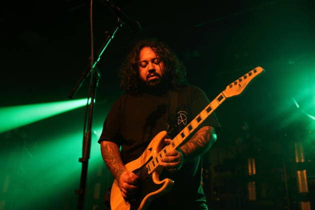 Josh Thomas von der Band Thousand Below bei einem Konzert als Support für Adept im Astra Kulturhaus in Berlin, 27. November 2025. Thousand Below Konzert Berlin
