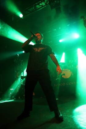 James Deberg von der Band Thousand Below bei einem Konzert als Support für Adept im Astra Kulturhaus in Berlin, 27. November 2025. Thousand Below Konzert Berlin