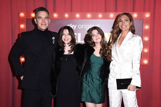 Robbie Williams mit Töchtern Coco Willimas und Teddy Williams und Ehefrau Ayda Field bei der Premiere des Sky-Films Tinsel Town Das Wunder von Stoneford im Vue Cinema West End. London, 27.11.2025