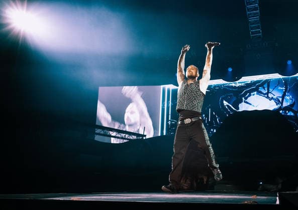 27.11.2025, xlakx, Entertainment Musik, Kontra K - Augen traeumen Herzen sehen Tour 2025 v.l. Der Rapper Kontra K steht bei seiner Augen traeumen Herzen sehen Tour 2025 auf der Buehne in der Uber Arena Berlin. Berlin
