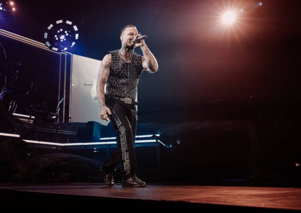 27.11.2025, xlakx, Entertainment Musik, Kontra K - Augen traeumen Herzen sehen Tour 2025 v.l. Der Rapper Kontra K steht bei seiner Augen traeumen Herzen sehen Tour 2025 auf der Buehne in der Uber Arena Berlin. Berlin