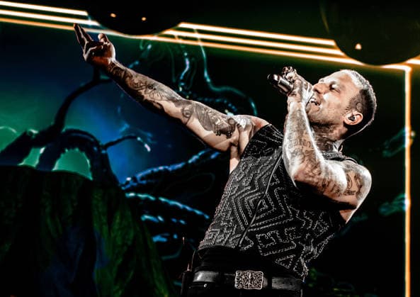 27.11.2025, xlakx, Entertainment Musik, Kontra K - Augen traeumen Herzen sehen Tour 2025 v.l. Der Rapper Kontra K steht bei seiner Augen traeumen Herzen sehen Tour 2025 auf der Buehne in der Uber Arena Berlin. Berlin
