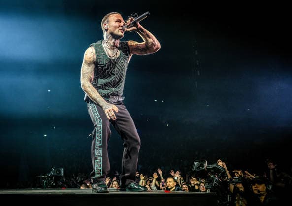 27.11.2025, xlakx, Entertainment Musik, Kontra K - Augen traeumen Herzen sehen Tour 2025 v.l. Der Rapper Kontra K steht bei seiner Augen traeumen Herzen sehen Tour 2025 auf der Buehne in der Uber Arena Berlin. Berlin