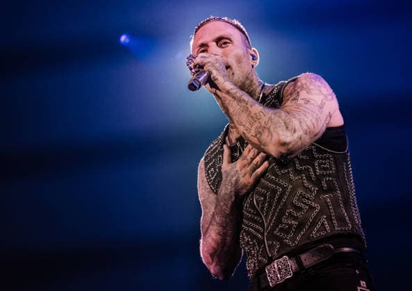 27.11.2025, xlakx, Entertainment Musik, Kontra K - Augen traeumen Herzen sehen Tour 2025 v.l. Der Rapper Kontra K steht bei seiner Augen traeumen Herzen sehen Tour 2025 auf der Buehne in der Uber Arena Berlin. Berlin