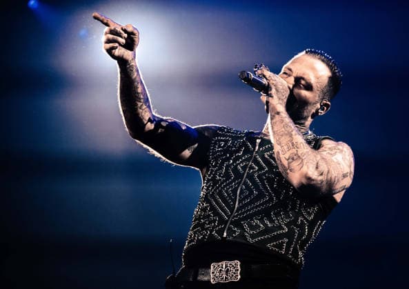 27.11.2025, xlakx, Entertainment Musik, Kontra K - Augen traeumen Herzen sehen Tour 2025 v.l. Der Rapper Kontra K steht bei seiner Augen traeumen Herzen sehen Tour 2025 auf der Buehne in der Uber Arena Berlin. Berlin