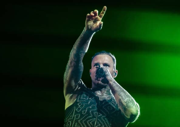 27.11.2025, xlakx, Entertainment Musik, Kontra K - Augen traeumen Herzen sehen Tour 2025 v.l. Der Rapper Kontra K steht bei seiner Augen traeumen Herzen sehen Tour 2025 auf der Buehne in der Uber Arena Berlin. Berlin