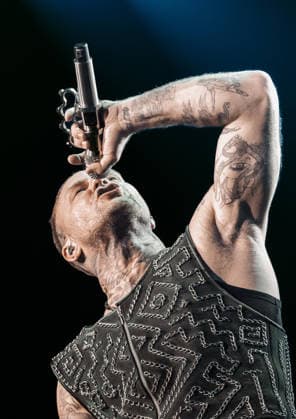27.11.2025, xlakx, Entertainment Musik, Kontra K - Augen traeumen Herzen sehen Tour 2025 v.l. Der Rapper Kontra K steht bei seiner Augen traeumen Herzen sehen Tour 2025 auf der Buehne in der Uber Arena Berlin. Berlin