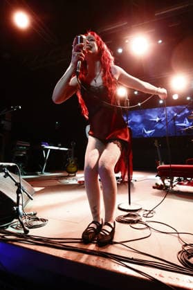 FOTO IPP MIPA MILANO 27 11 2025 CONCERTO SOPHIE AND THE GIANTS NELLA FOTO : LA CANTANTE SOPHIE LOUISE SCOTT Italy Photo Press - World Copyright