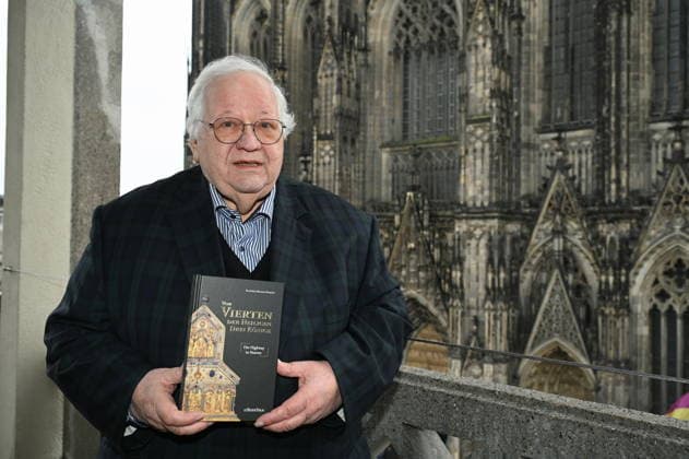 Autor Prof. Dr. Theol. Manfred Becker Huberti posiert bei der Vorstellung seines neuen Buchs Vom Vierten der Heiligen Drei Könige